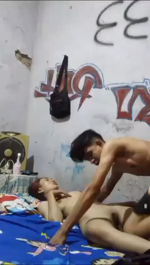 Aksi Liar Pengamen di Bangunan Kosong